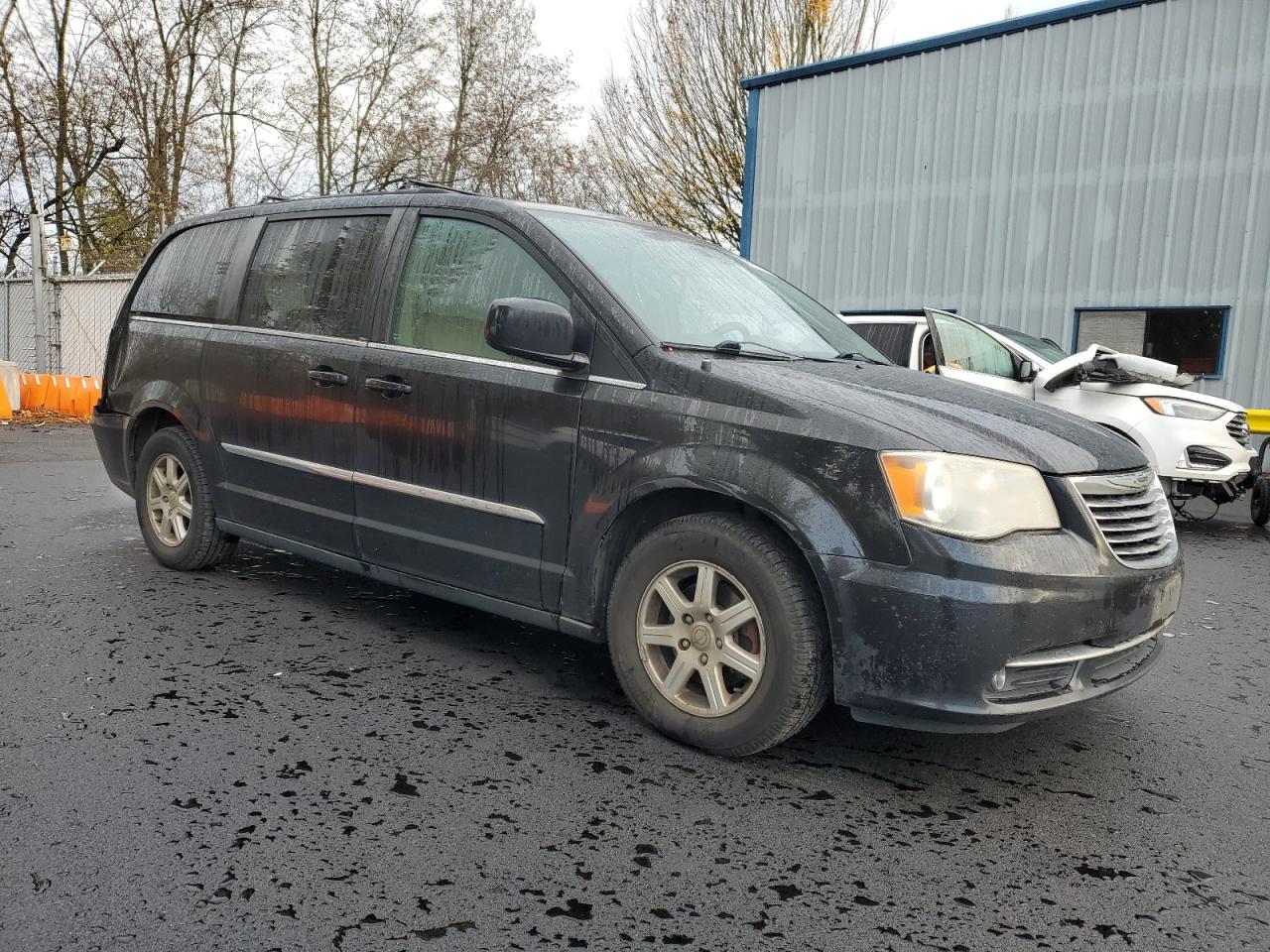Chrysler Minivan Touring Image 6