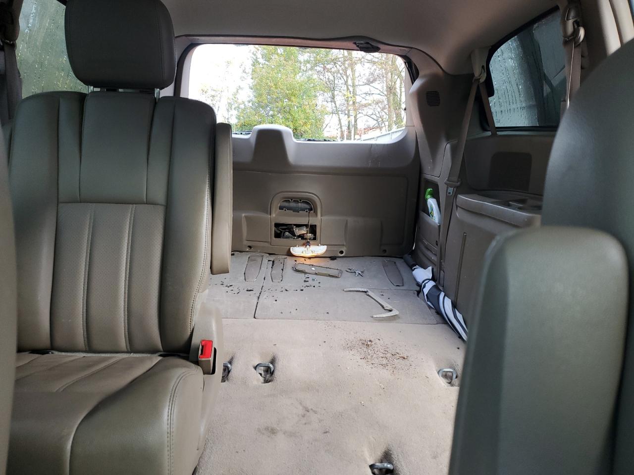 Chrysler Minivan Touring Image 13