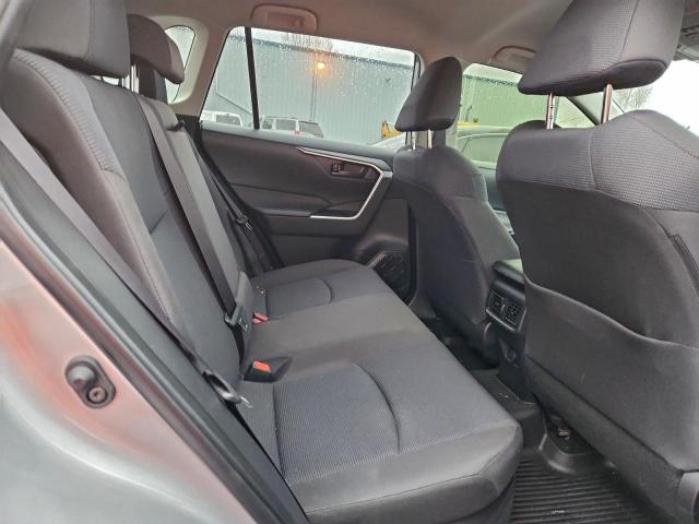Toyota RAV4 Le Image 6