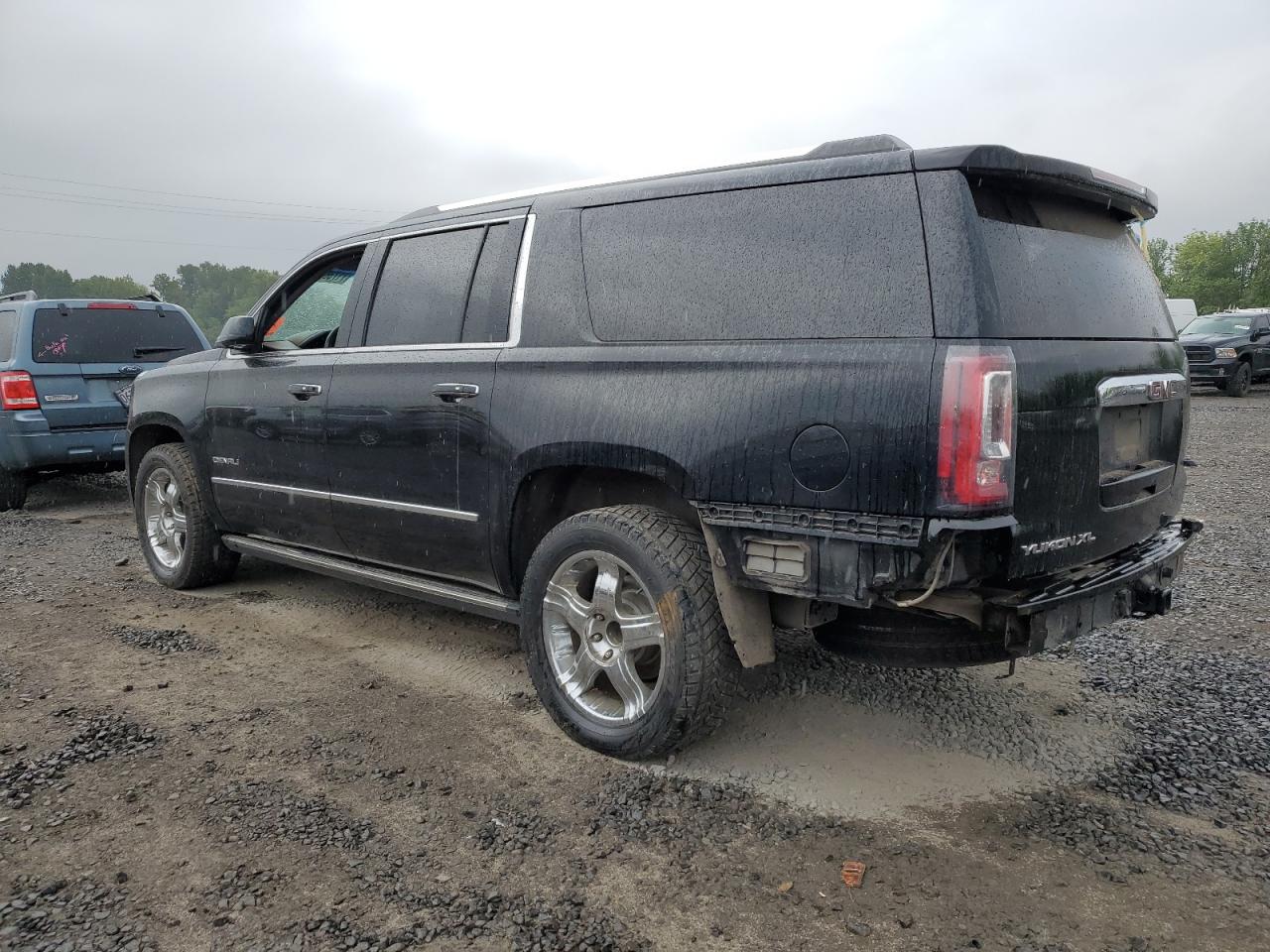 GMC Yukon Denali Image 2