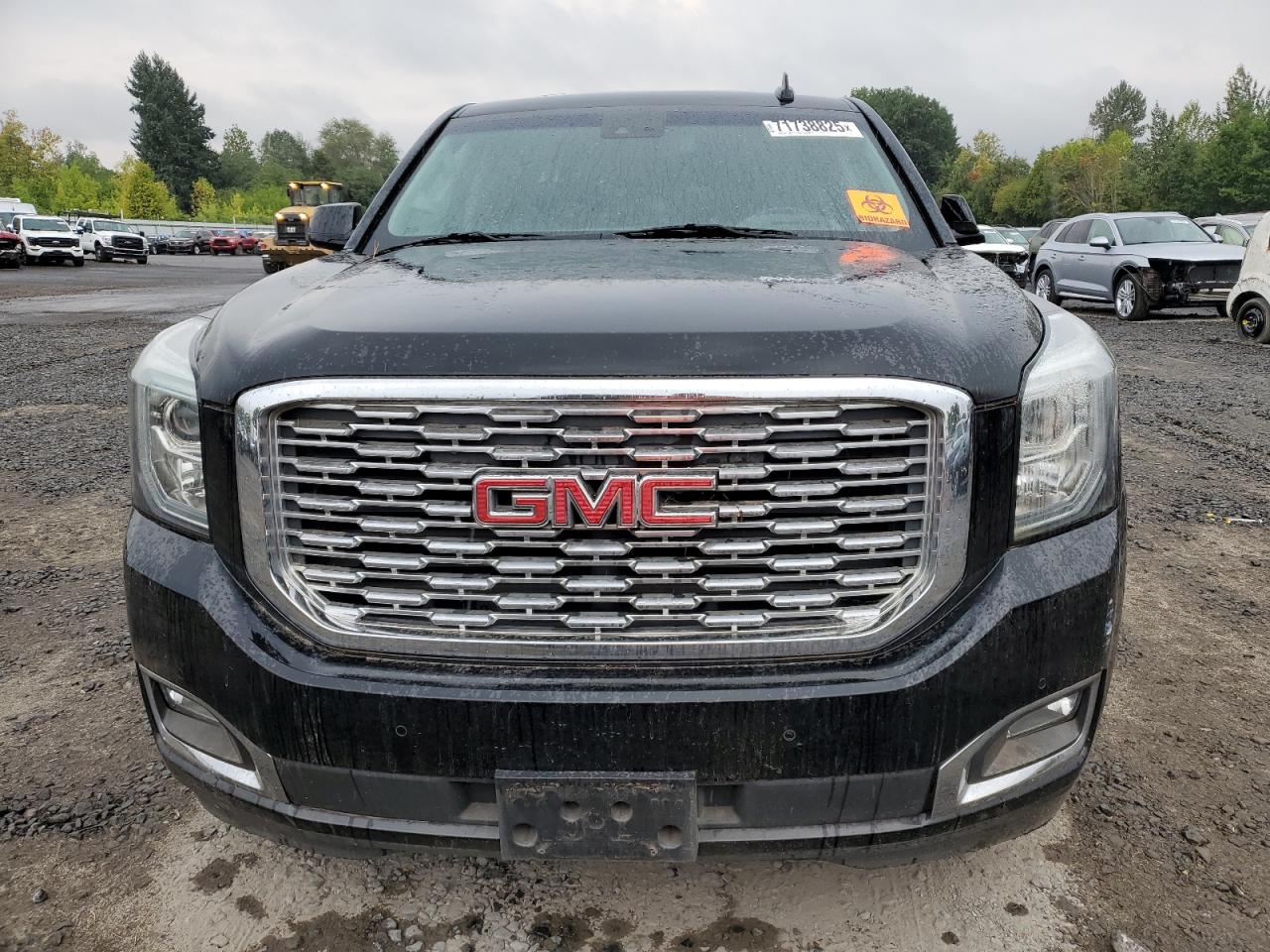 GMC Yukon Denali Image 6