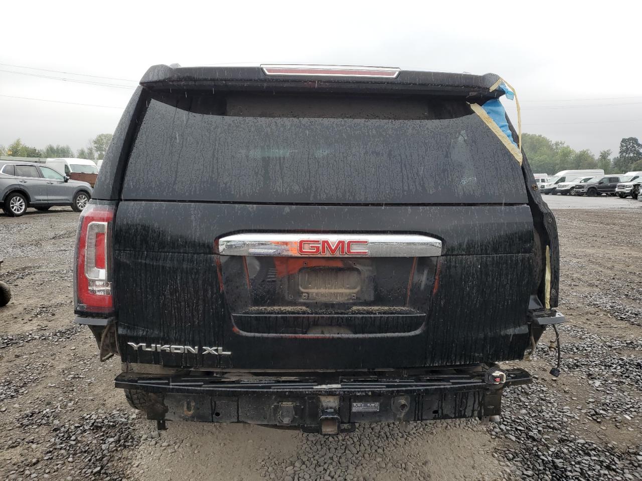 GMC Yukon Denali Image 12