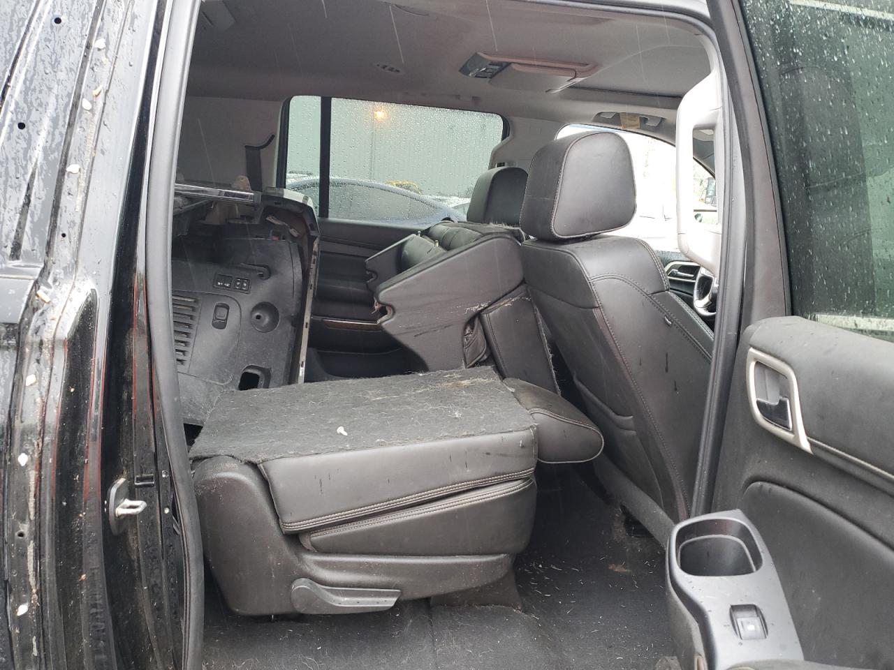 GMC Yukon Denali Image 9