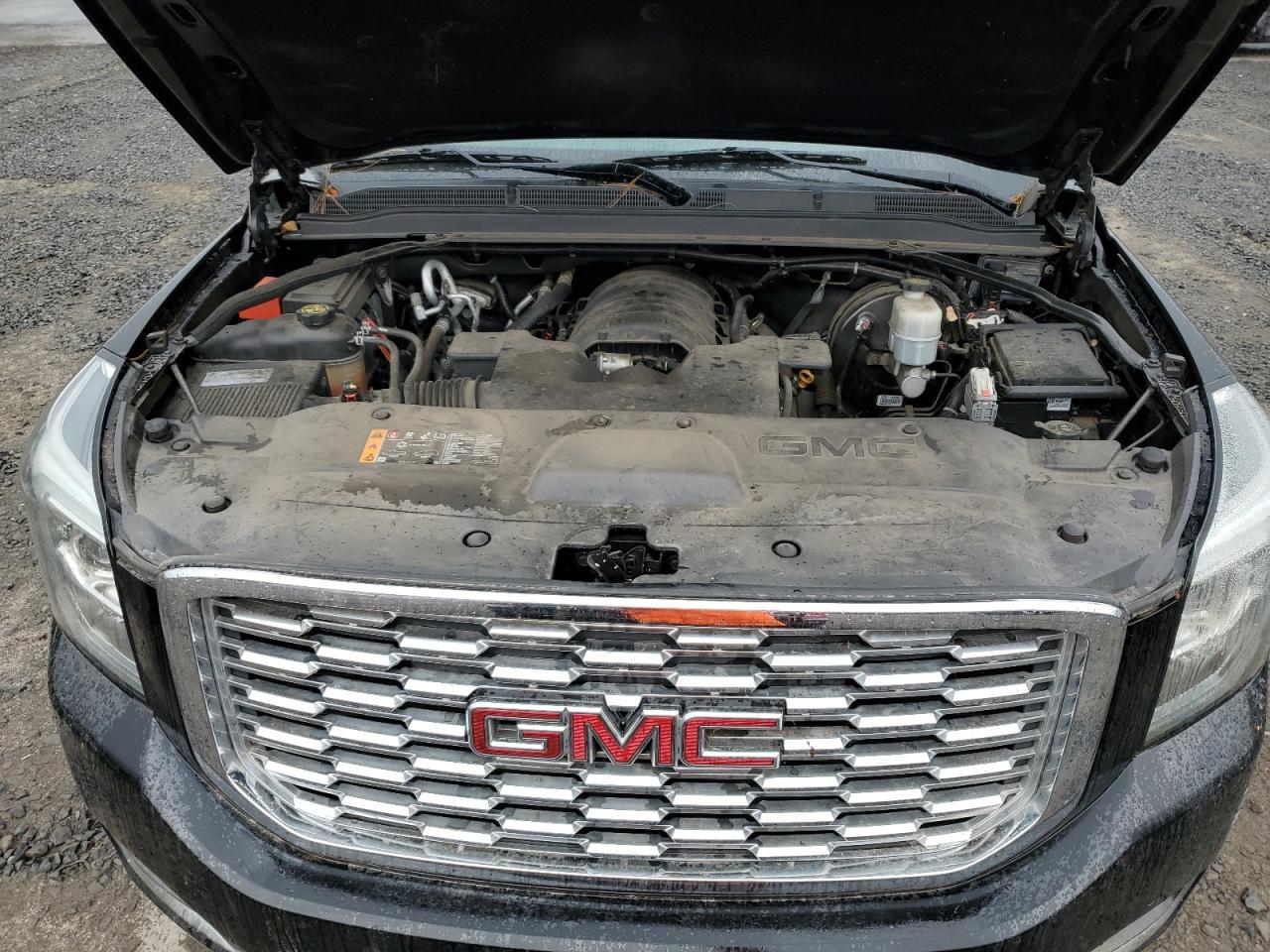 GMC Yukon Denali Image 10