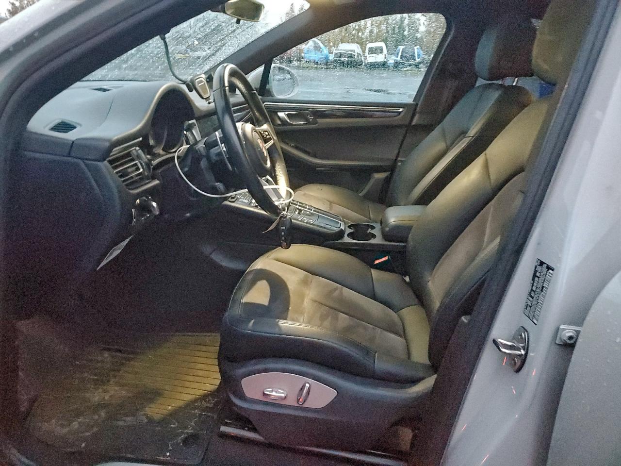 Porsche Macan S Image 11