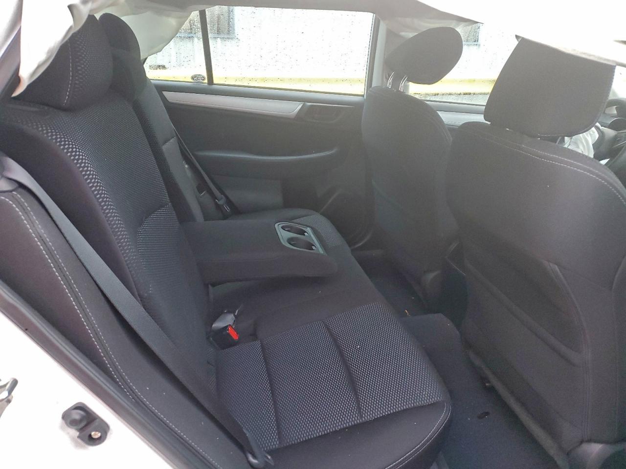 Subaru Outback 2.5i Image 10